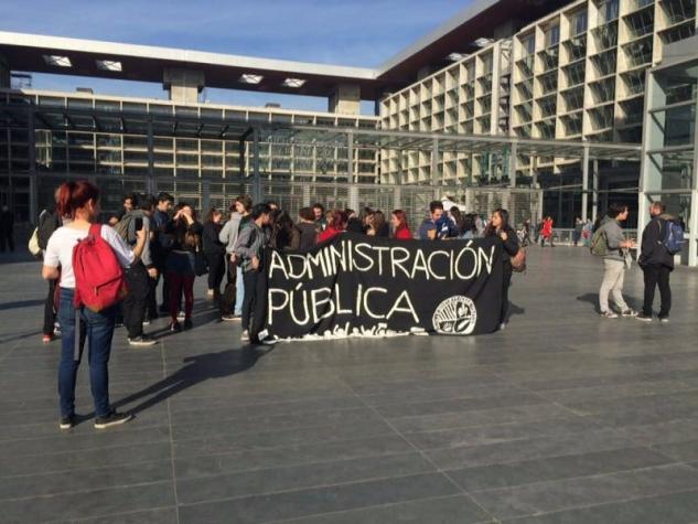Estudiantes acompañan a joven formalizado tras irrupción a La Moneda