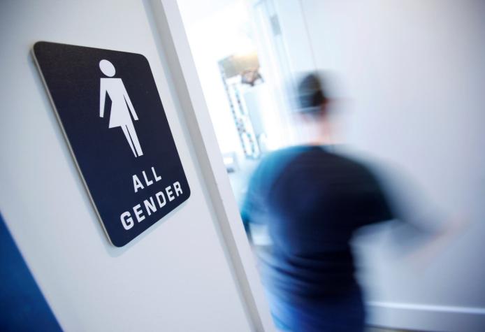Transexuales y "batalla de los baños": 11 estados demandan al gobierno de Obama