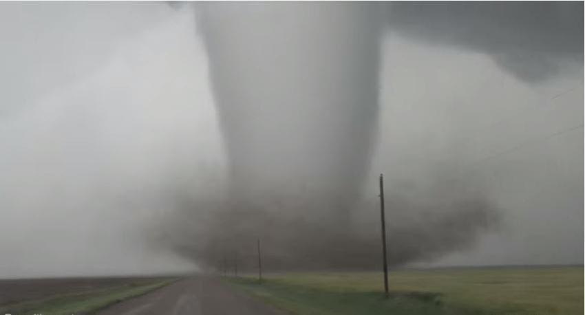 [VIDEO] Impactantes imágenes del tornado que azotó a una granja en Kansas