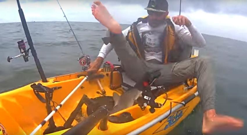 [VIDEO] Pescador graba el momento exacto en que un pequeño tiburón intentó atacarlo