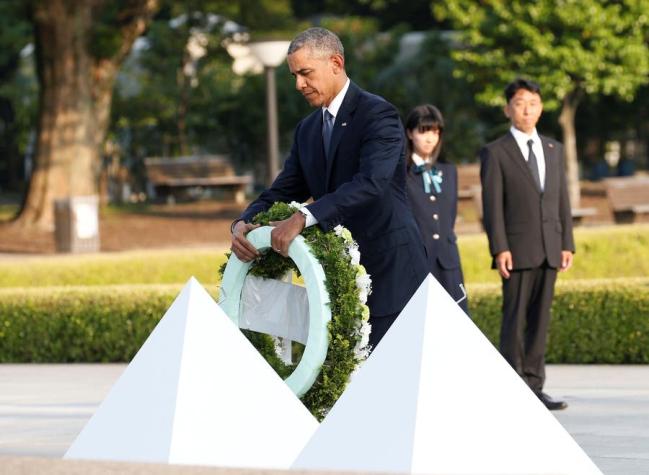 Barack Obama deposita una corona de flores en el mausoleo de Hiroshima