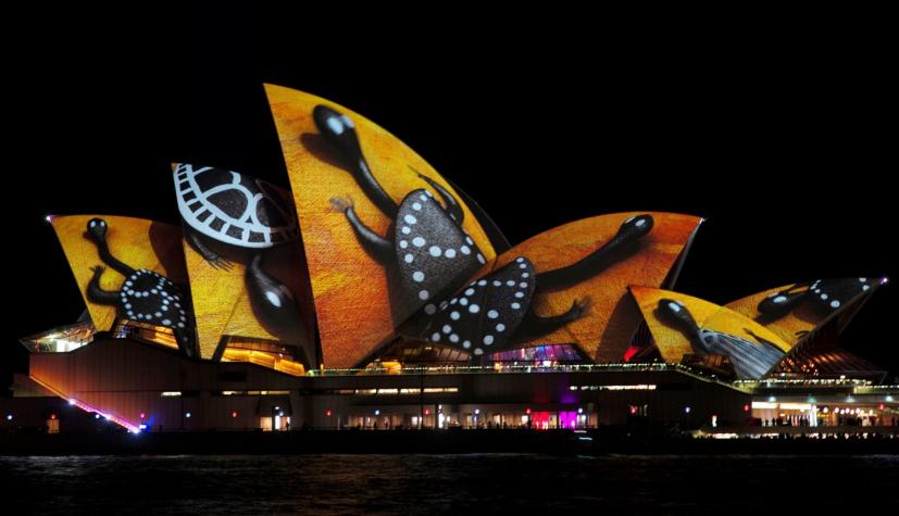 [VIDEO] Casa de la Ópera de Sídney se ilumina en impresionante show de luces