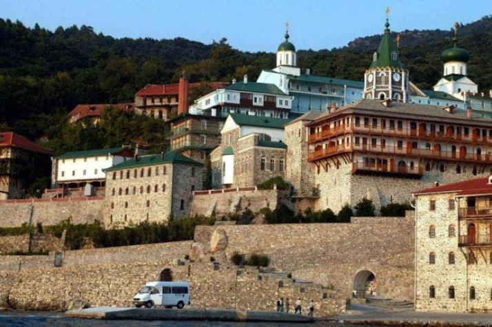 Qué es el Monte Athos, el lugar prohibido para las mujeres que visita Vladimir Putin en Grecia
