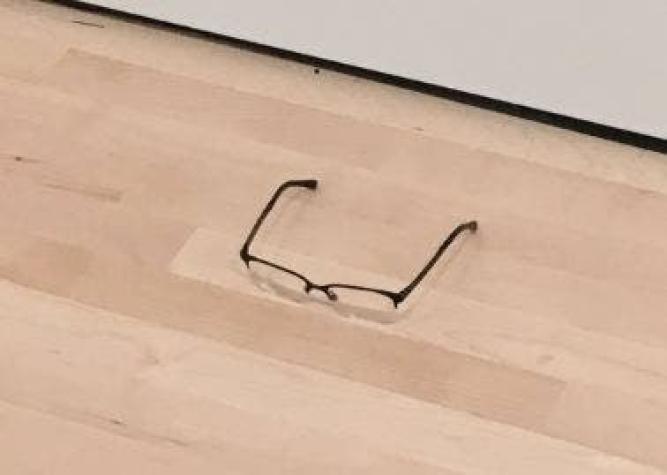 Bromean dejando unos lentes en el suelo de un museo y visitantes piensan que es una obra de arte
