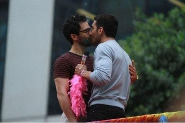 Ex integrante de "RBD" se besa con otro actor en desfile gay
