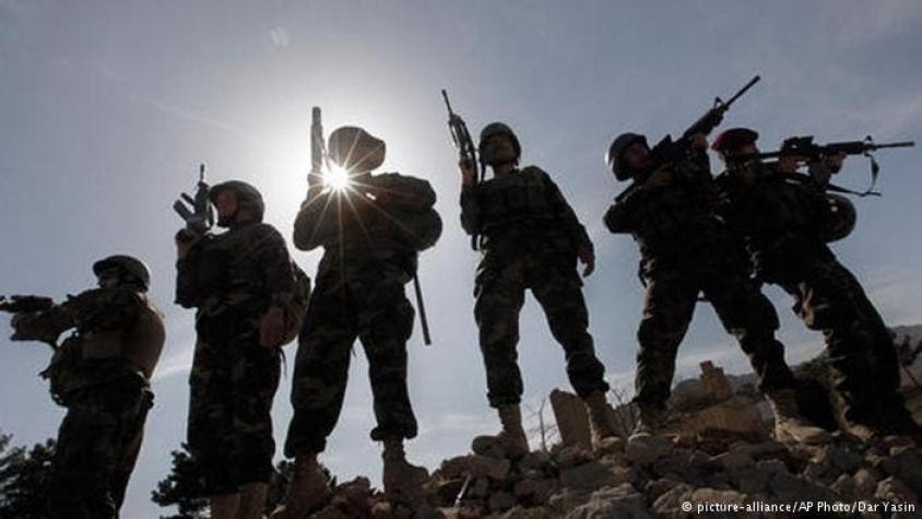 Afganistán: más de 60 policías muertos por ofensiva talibán