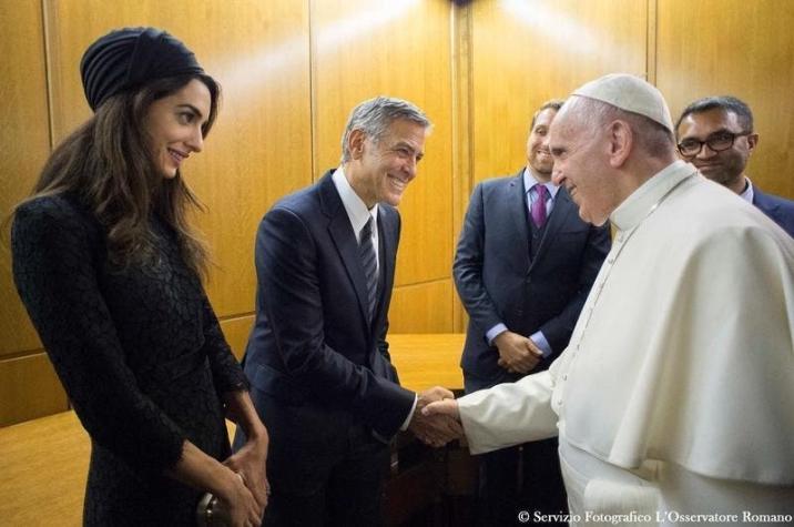 Papa Francisco condecora a Richard Gere, George Clooney y Salma Hayek