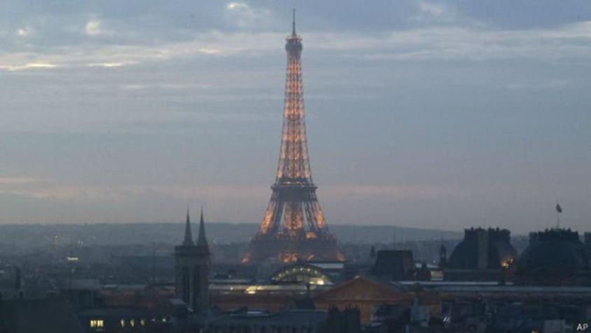 La Torre Eiffel se iluminará el lunes con los colores de la bandera estadounidense