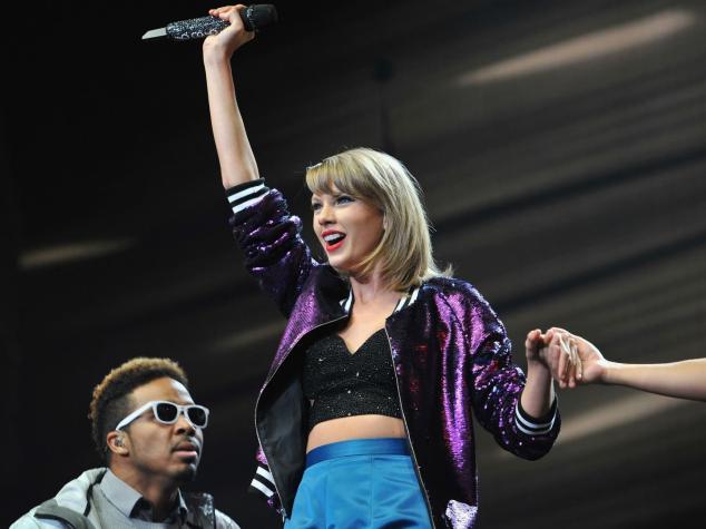 "Swift, Taylor Swift": Paparazzean a la cantante con su nueva conquista