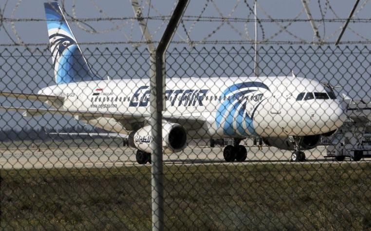 Técnicos reparan una de las cajas negras del avion de EgyptAir