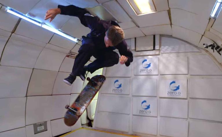 [VIDEO] Legendario skater Tony Hawk improvisa sus piruetas en gravedad cero