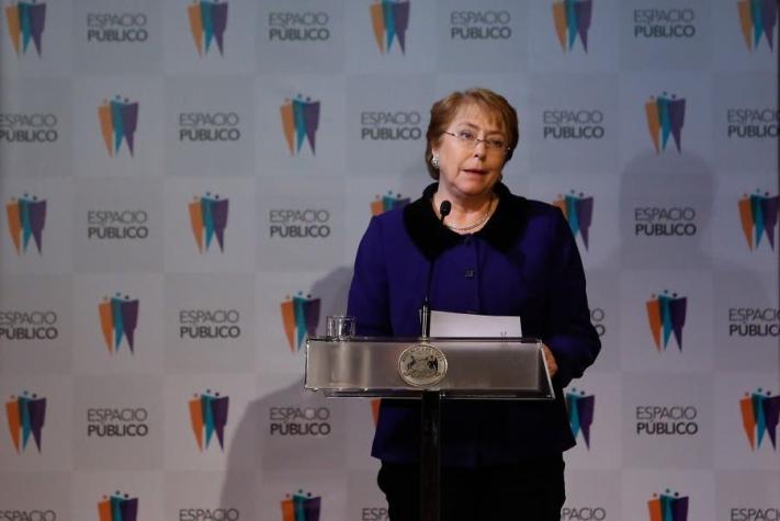 Bachelet condena "actos vandálicos" en tomas y contrasta movilización estudiantil con la de 2011