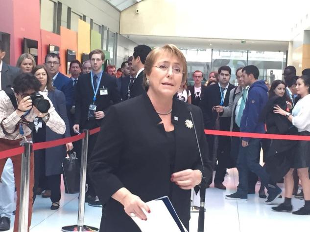 Bachelet argumenta defender "su honra" tras querellarse contra revista