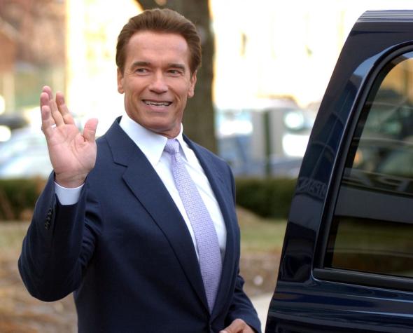 [VIDEO] Arnold Schwarzenegger es perseguido por un elefante en Sudáfrica