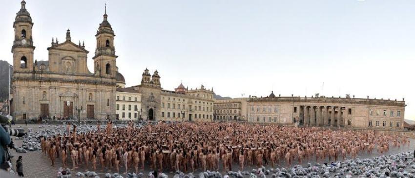 Tunick desnuda a más de 6.000 personas frente al Congreso de Colombia