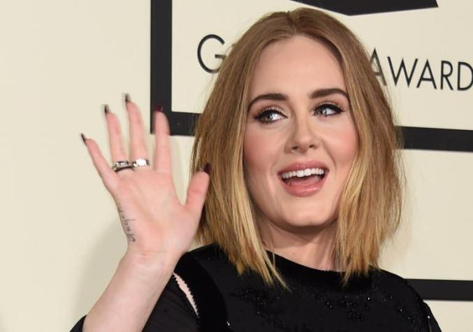 [VIDEO] Adele sorprende cantando fragmento de canción de las Spice Girls durante un show