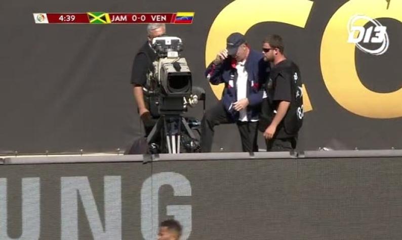 [VIDEO] El pelotazo que derribó a un camarógrafo en el duelo Jamaica-Venezuela