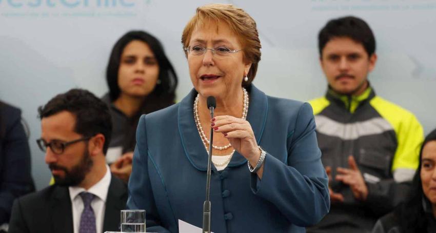 Bachelet y posibilidad de retirar la querella contra revista: "Iré viendo día a día"