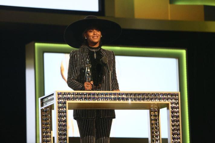 Beyoncé recibe premio de moda y dice que "las marcas no querían vestir a muchachas negras"