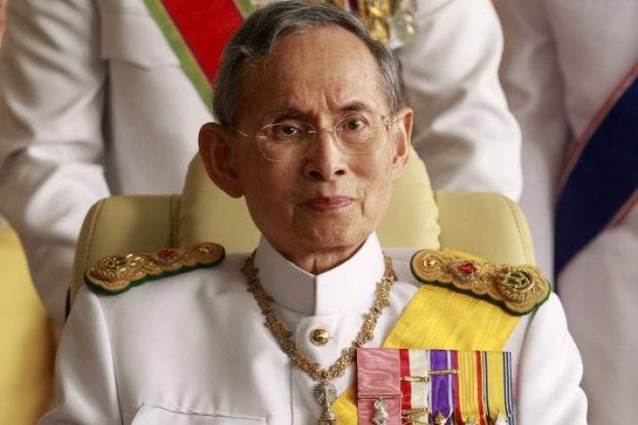 Rey de Tailandia es operado por problemas cardíacos