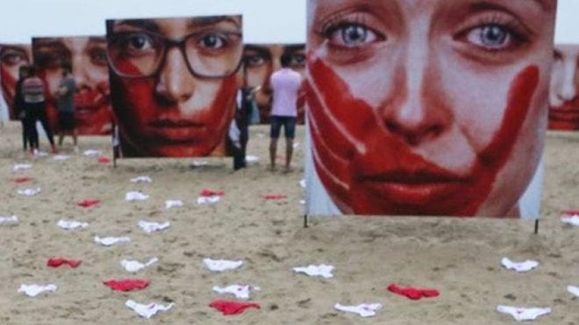Brasil: la campaña que vistió la playa de Copacabana con ropa interior ensangrentada