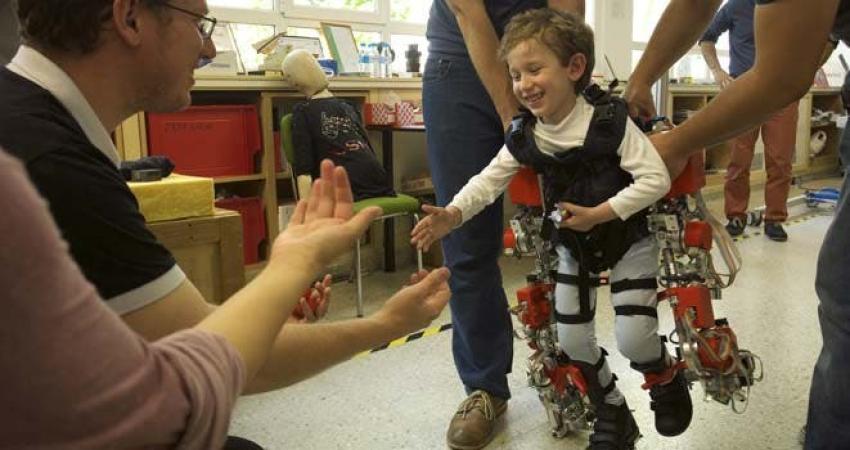 Desarrollan el primer exoesqueleto para niños con problemas neuromusculares
