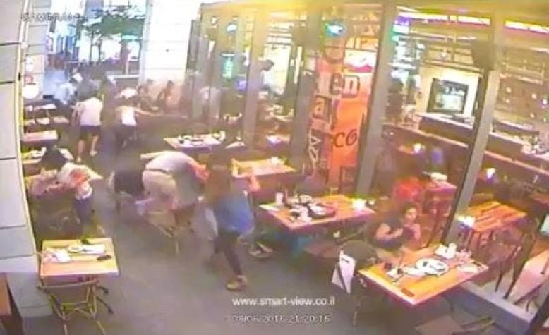 [VIDEO] El momento exacto del atentado terrorista en un bar de Tel Aviv