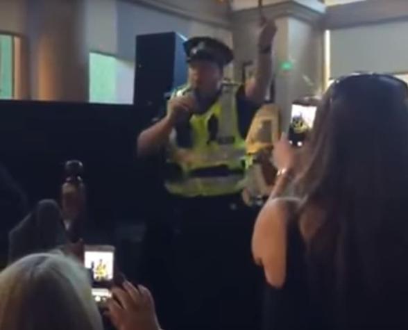 [VIDEO] Policía cantando "I will survive" en un bar se hace viral
