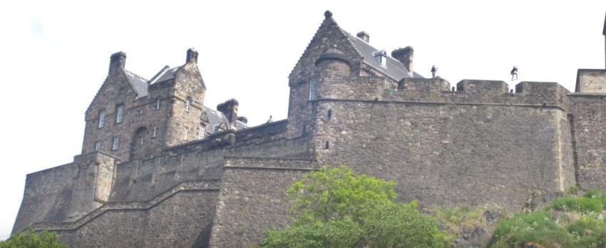 [VIDEO] La espectacular doble maniobra de un skater sobre un castillo en Edimburgo
