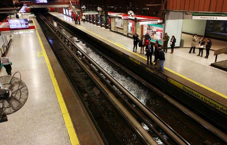 Caída de persona a línea de metro suspendió servicio entre Las Rejas y Pajaritos