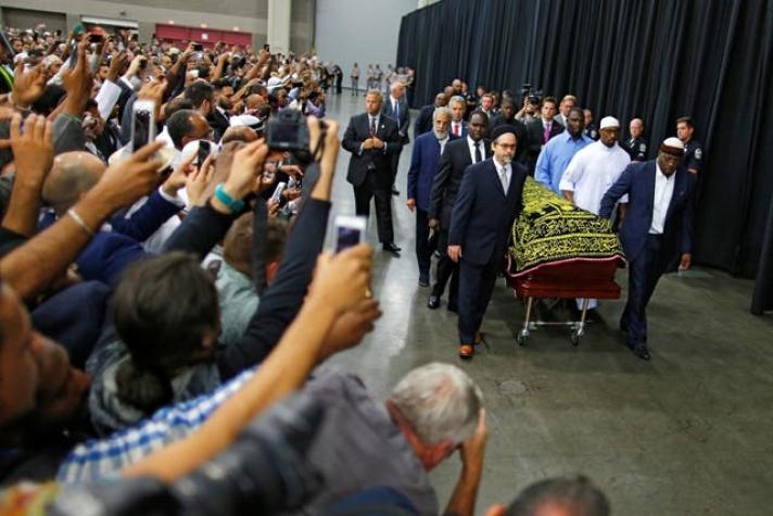 Miles de musulmanes rezan en el penúltimo adiós a Mohamed Alí