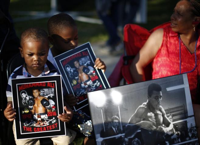 Famosos, deportistas y seguidores dan el último adiós a Muhammad Ali en su ciudad natal