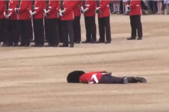 Guardia de honor se desmaya en pleno desfile de cumpleaños de la reina Isabel II