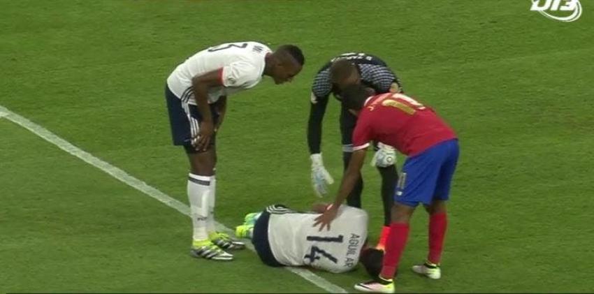 [VIDEO] Jugador colombiano sufre escalofriante lesión, se recupera y sigue jugando