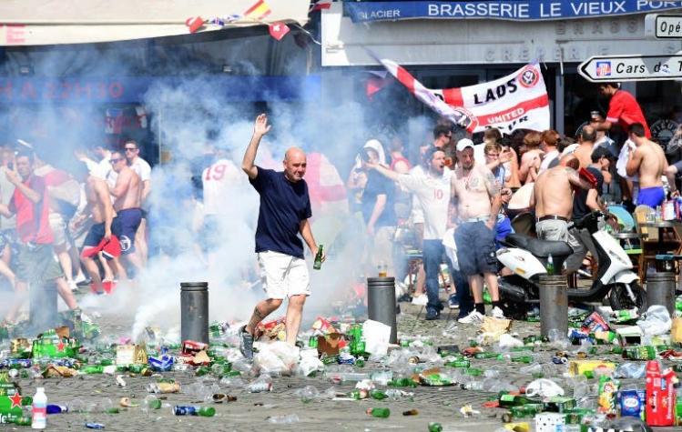 [VIDEO] "Hooligans" generan caos en Marsella durante la Euro 2016