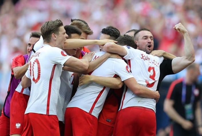 Polonia debuta con ajustado triunfo sobre Irlanda del Norte