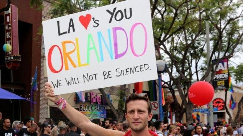 El desfile gay de Los Ángeles se llena de solidaridad y duelo por víctimas del tiroteo en Orlando