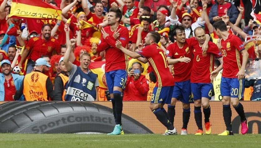 España vence agónicamente a República Checa en su estreno en la Euro 2016
