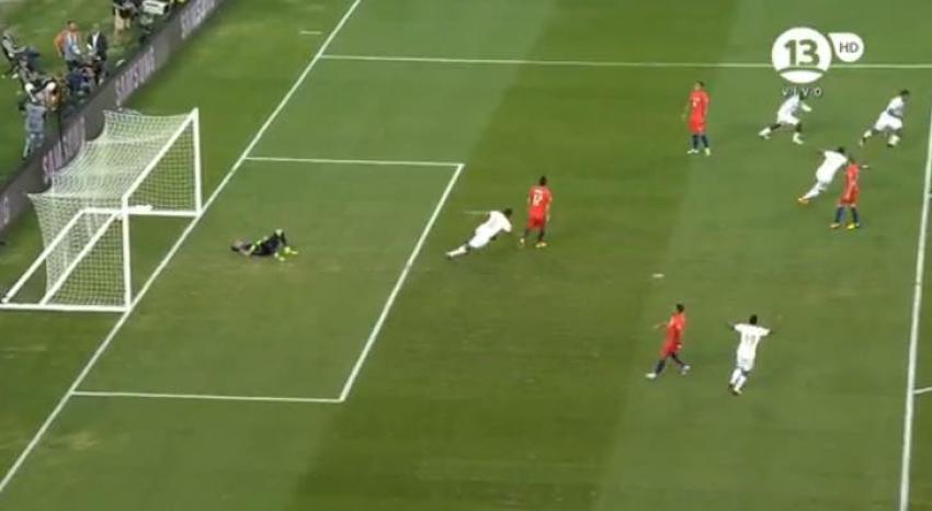 [VIDEO] Un grave error defensivo y Chile está cayendo por 1-0 ante Panamá en Copa Centenario