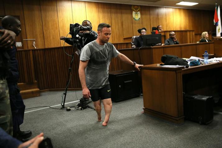 Corte obliga a Oscar Pistorius a caminar sin sus prótesis para recrear crimen de su novia