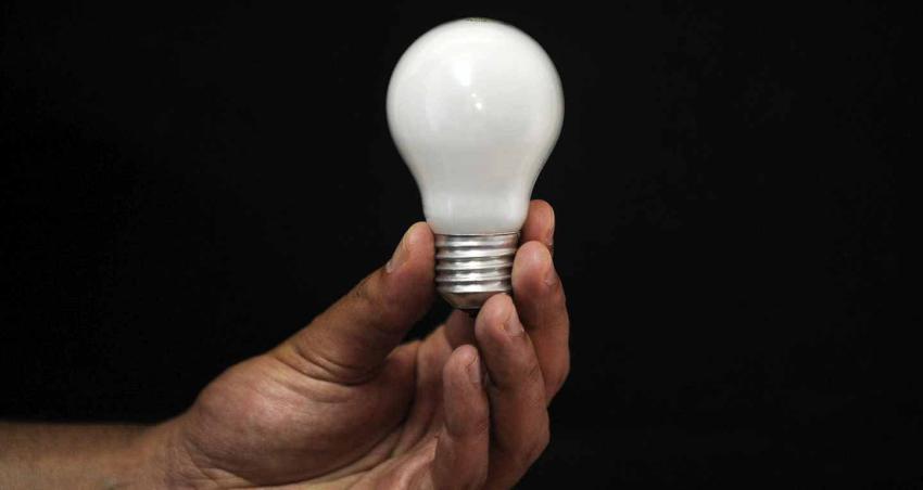 Ley de equidad tarifaria: cuentas de luz bajarán un 14% en 63 comunas del país