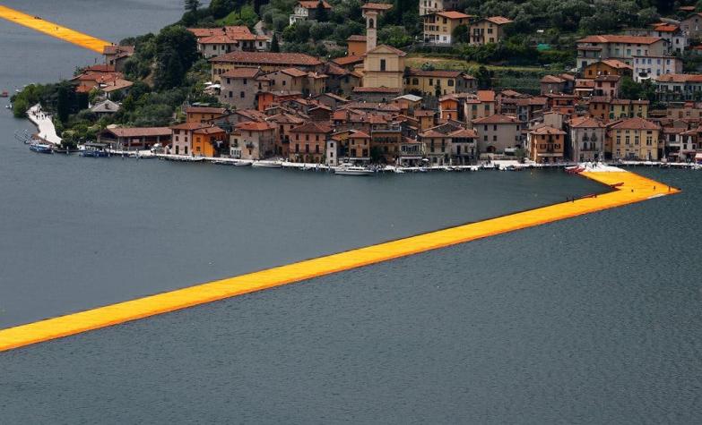 La última obra del artista Christo permite caminar sobre el agua