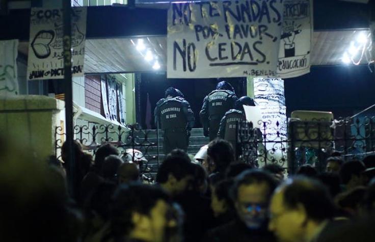 [FOTOS] Carabineros llega a desalojar el liceo Manuel de Salas