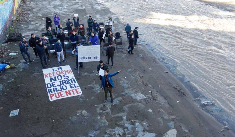 Clases en el Mapocho: estudiantes protagonizan protesta en lecho del río
