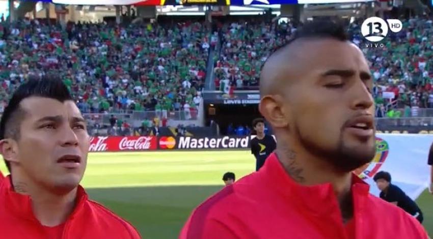 [VIDEO] A pesar de las pifias se entona con emoción el himno de Chile en el Levi's Stadium