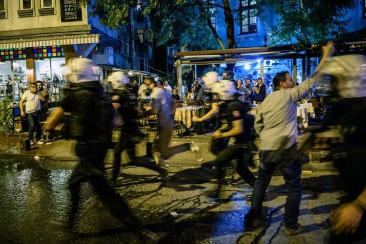 Policía turca dispersa con gases y balas de goma marcha de homosexuales en Estambul