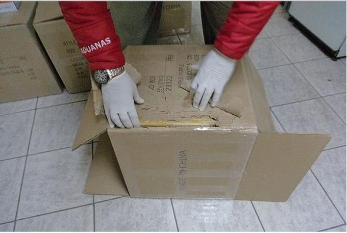 Casi 67 kilos de cocaína fueron descubiertos en las paredes de unas cajas de cartón