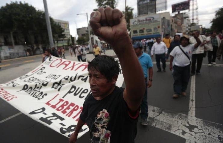 México: tres muertos y 45 heridos en choques entre policía y maestros en Oaxaca