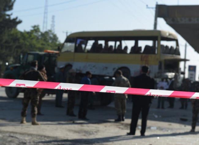Al menos 14 muertos deja atentado suicida contra un minibús en Kabul
