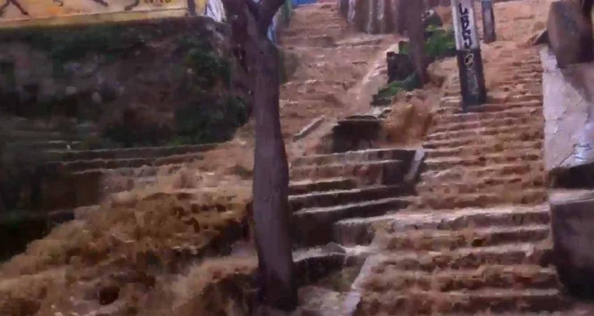Matriz de agua se rompe en Valparaíso e inunda calles del cerro Polanco